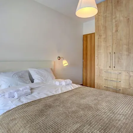 Spacious Office With Secure Garage In Apartman *