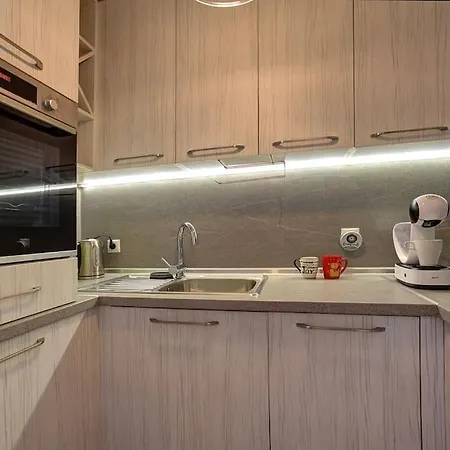 Spacious Office With Secure Garage In Apartman *