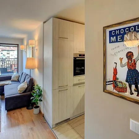 Spacious Office With Secure Garage In Apartman *