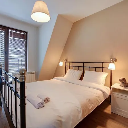 Apartment Spacious Office With Secure Garage In *