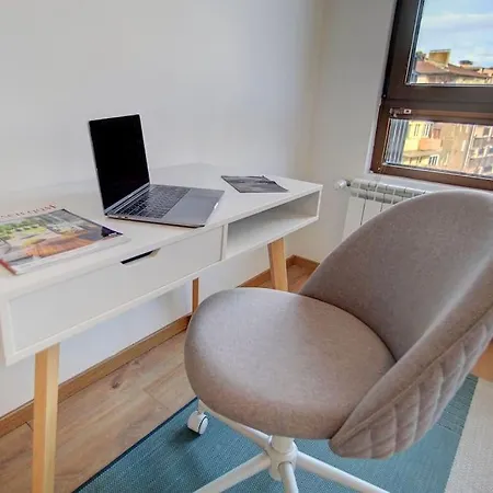 Spacious Office With Secure Garage In Apartment *