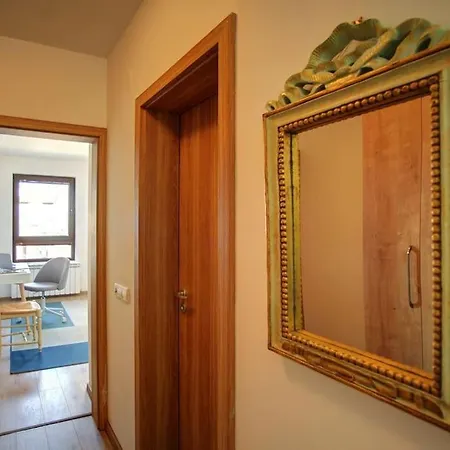 Spacious Office With Secure Garage In דירה *